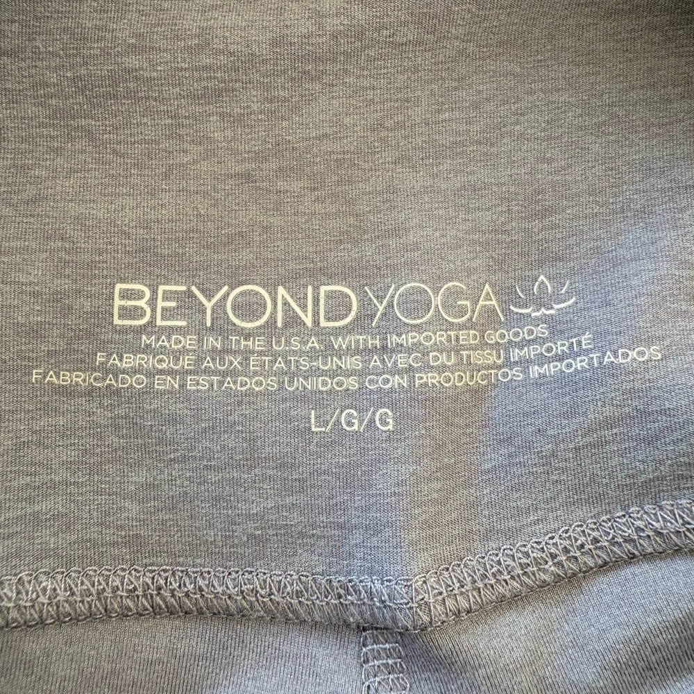 Beyond Yoga 3 Piece Cloud Grey Heather Activewear Set - Top, Shorts & Leggings - Picture 3 of 10